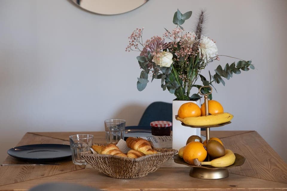 Food and drinks, Dining area, Food, Breakfast, Continental breakfast