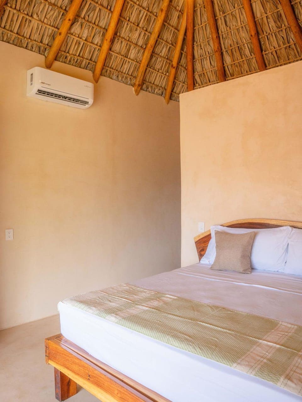 Bed, Photo of the whole room, Bedroom, air conditioner