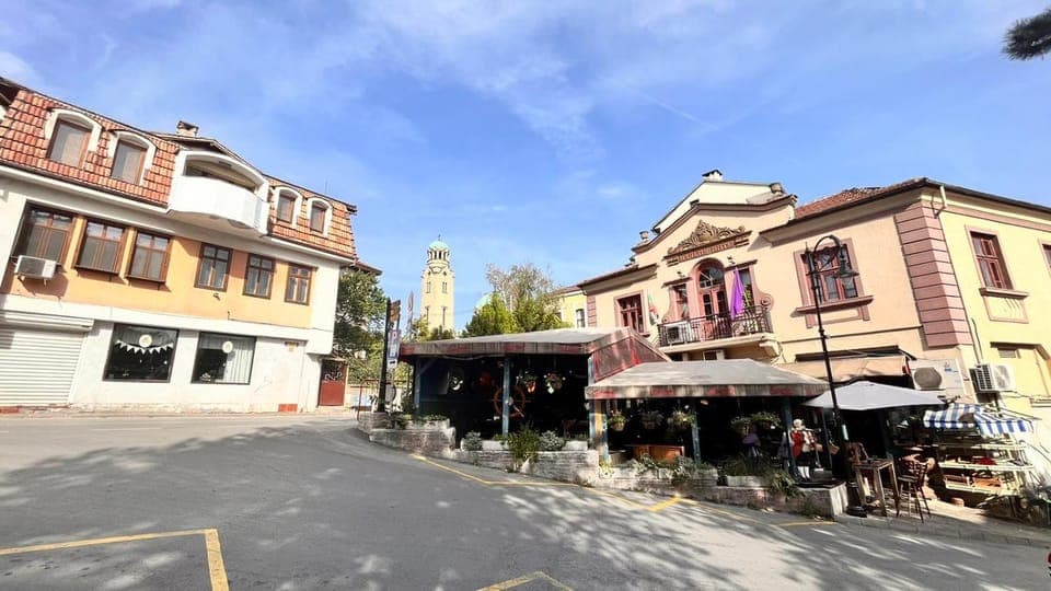 Property building, Neighbourhood, Location