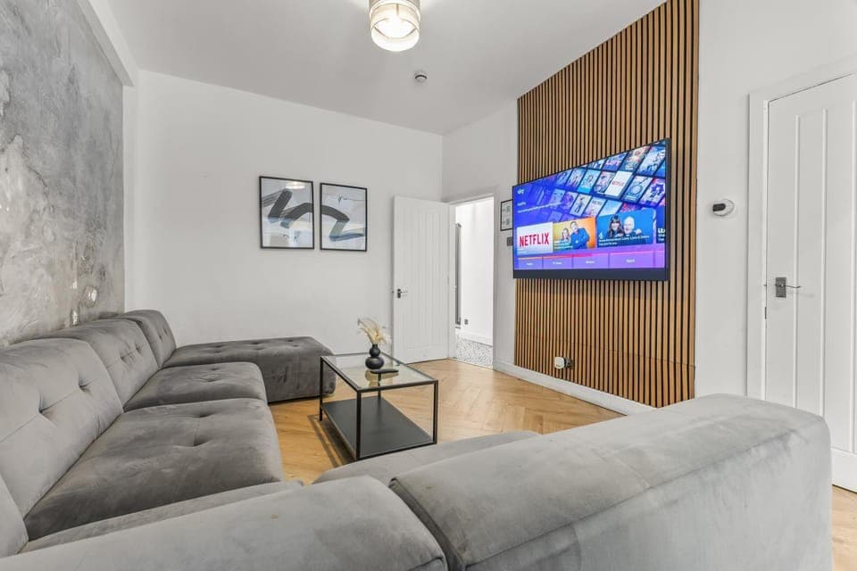 Communal lounge/ TV room, TV and multimedia, Living room, Seating area, Evening entertainment