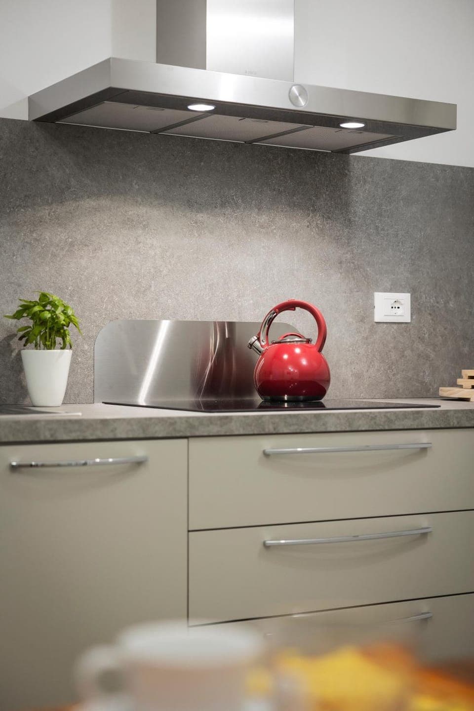 Coffee/tea facilities, Kitchen or kitchenette, stove