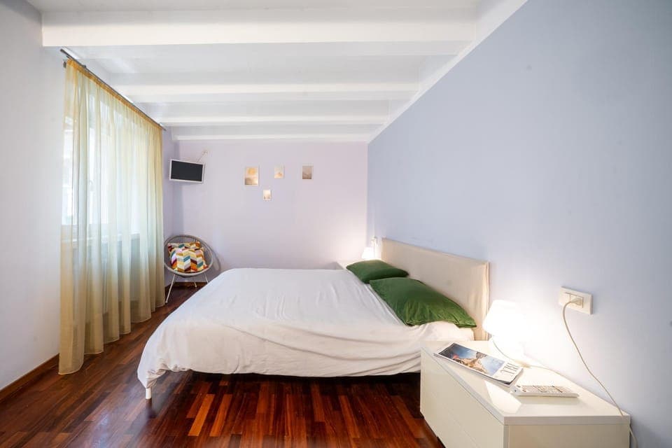 Bed, TV and multimedia, Photo of the whole room, Bedroom