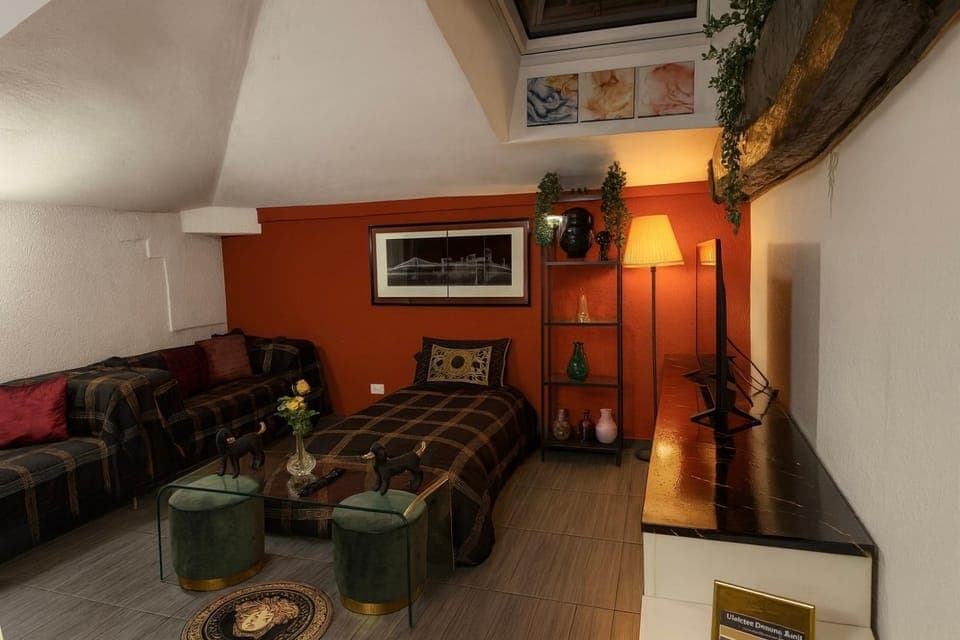 Communal lounge/ TV room, TV and multimedia, Living room, Seating area, air conditioner