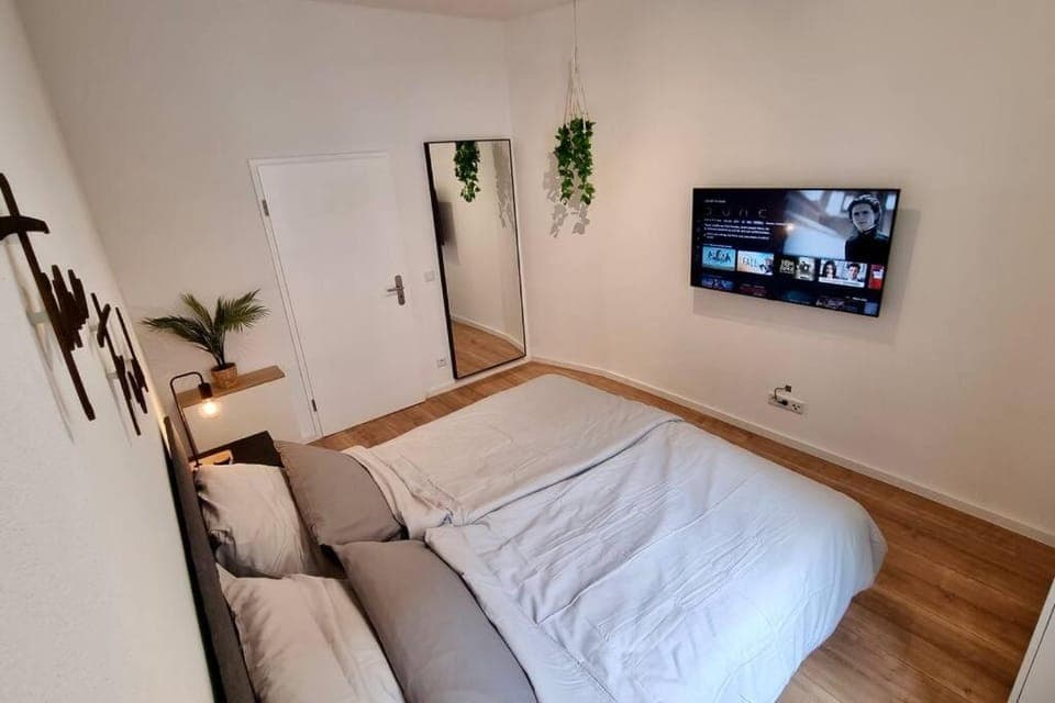 Bed, TV and multimedia, Photo of the whole room, Bedroom