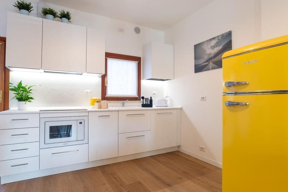 Kitchen or kitchenette, minibar, stove