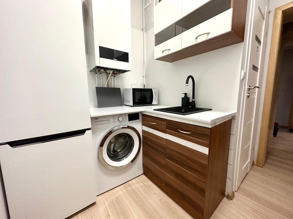 Kitchen or kitchenette, minibar, stove, washing machine