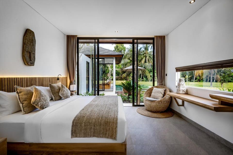 Bed, Photo of the whole room, Seating area, Bedroom, air conditioner