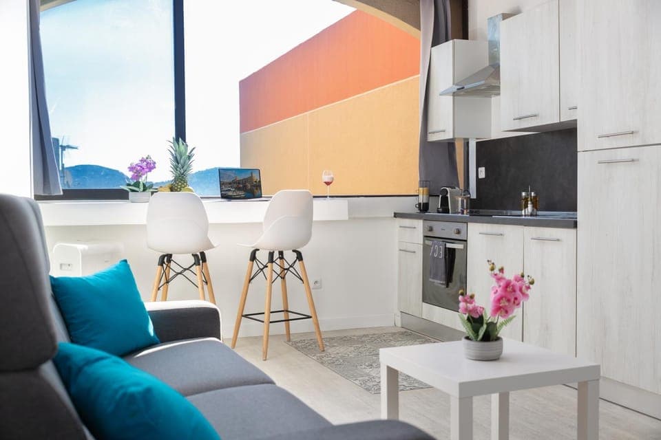 Kitchen or kitchenette, Living room, Seating area, Dining area, minibar, pet friendly, stove