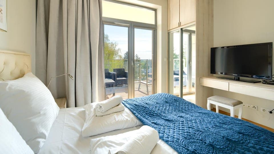 Bed, TV and multimedia, Bedroom