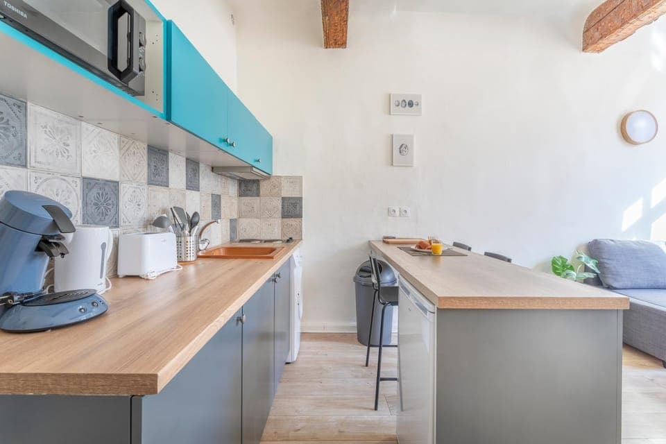 Coffee/tea facilities, Kitchen or kitchenette, Dining area, stove, toaster