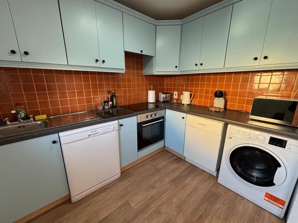 Coffee/tea facilities, Kitchen or kitchenette, dishwasher, oven, stove, toaster, washing machine