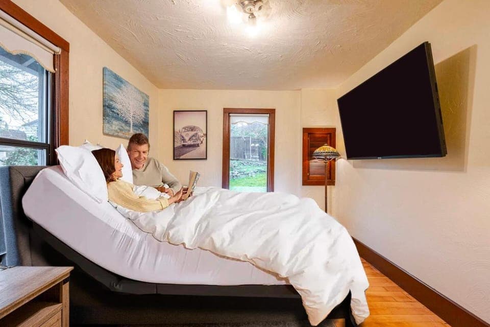 Bed, People, TV and multimedia, Photo of the whole room, Evening entertainment, Bedroom