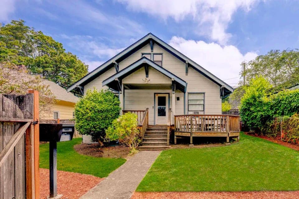 Property building, Spring, Day, Neighbourhood, Natural landscape, Garden, Garden view, Street view