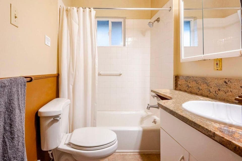 Shower, Toilet, Bathroom, Bath, towels