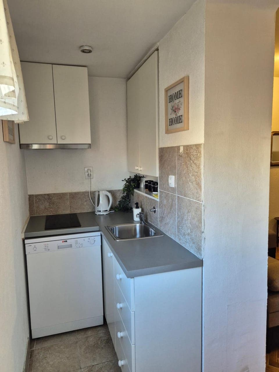 Kitchen or kitchenette, dishwasher, oven