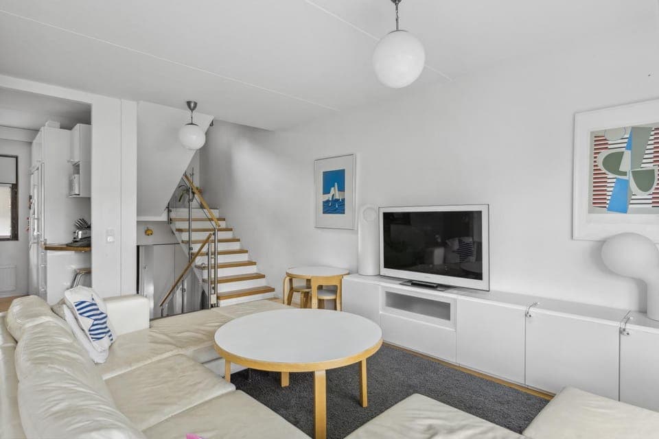 TV and multimedia, Living room, Seating area, Evening entertainment