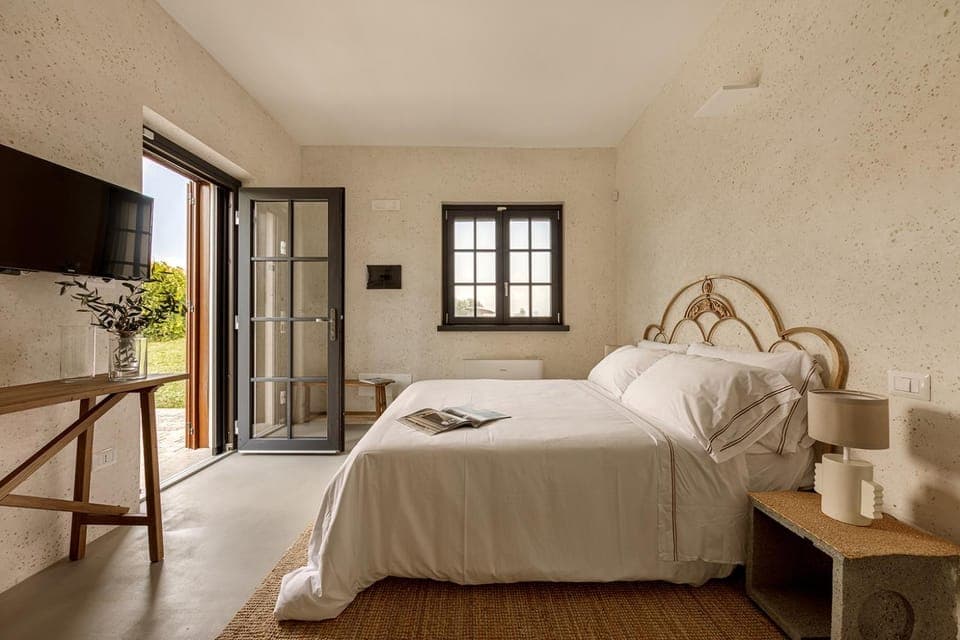 Bed, TV and multimedia, Bedroom