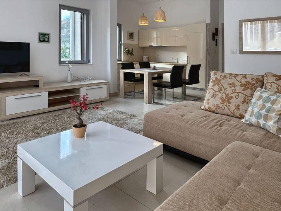 TV and multimedia, Kitchen or kitchenette, Living room, Seating area, Dining area