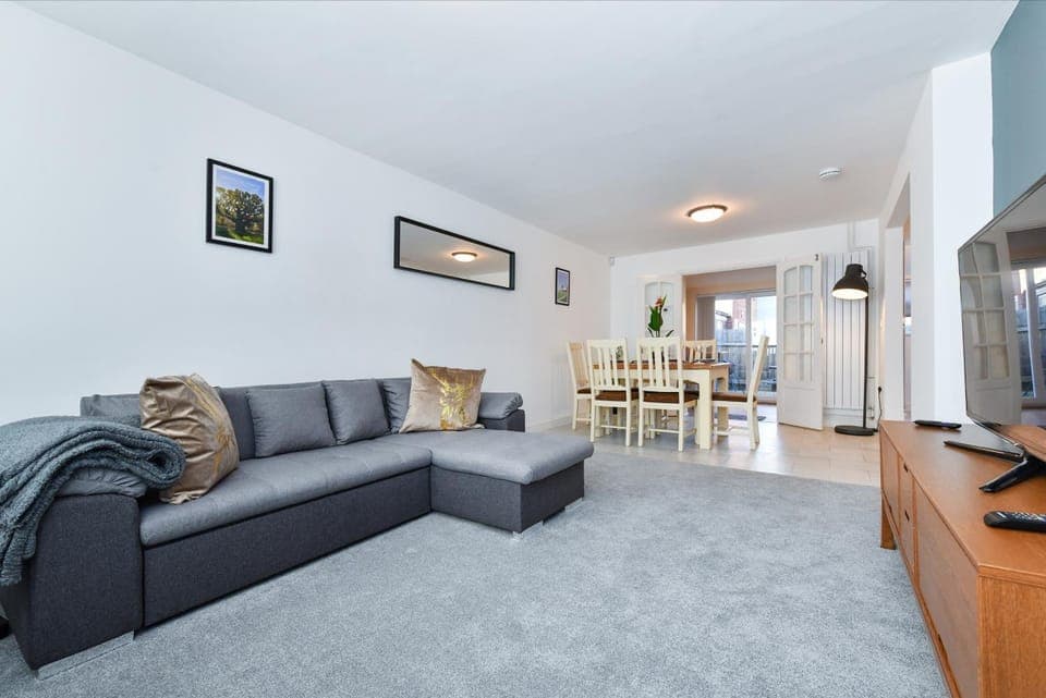 TV and multimedia, Living room, Seating area, Dining area