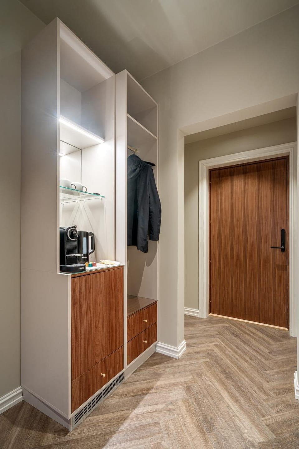 Kitchen or kitchenette, minibar, wardrobe
