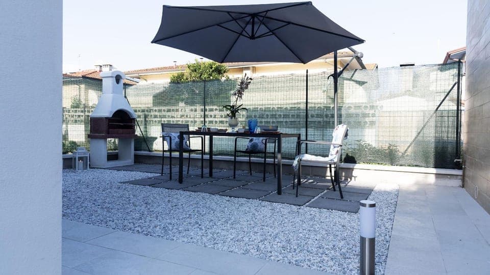 Patio, Day, Dining area