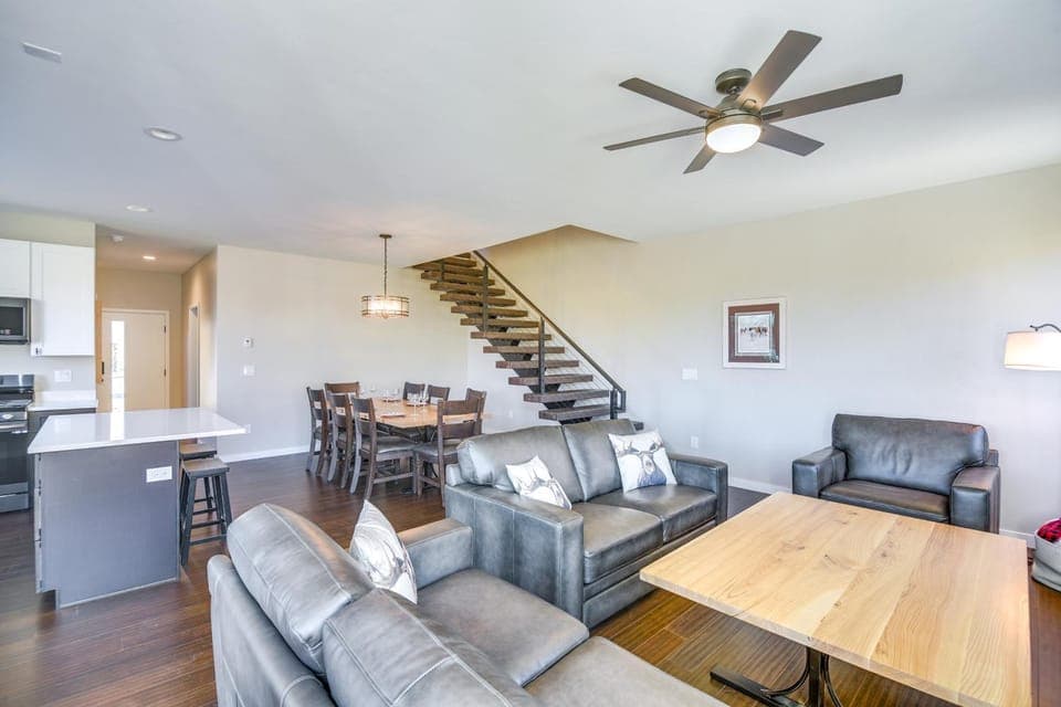 Ski-In/Ski-Out Granby Townhouse w/ Private Hot Tub House in Granby