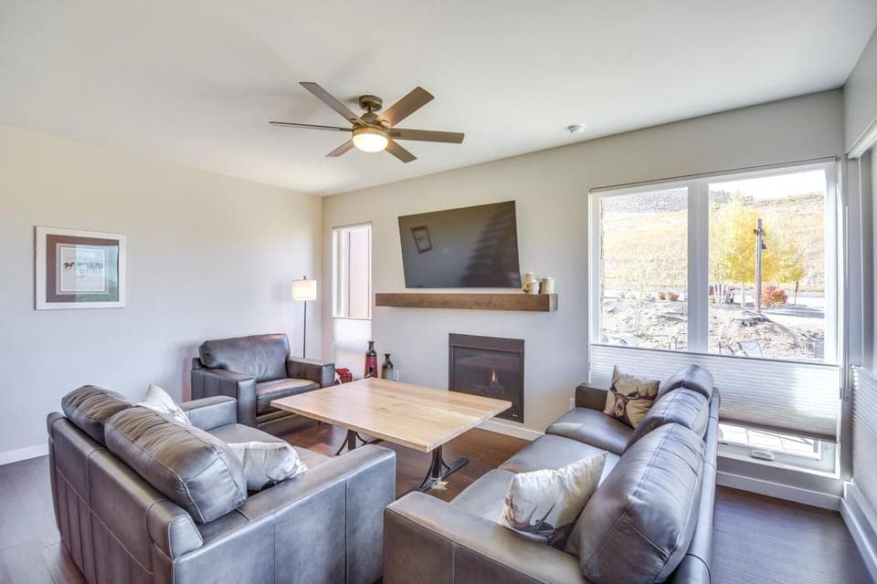 Ski-In/Ski-Out Granby Townhouse w/ Private Hot Tub House in Granby
