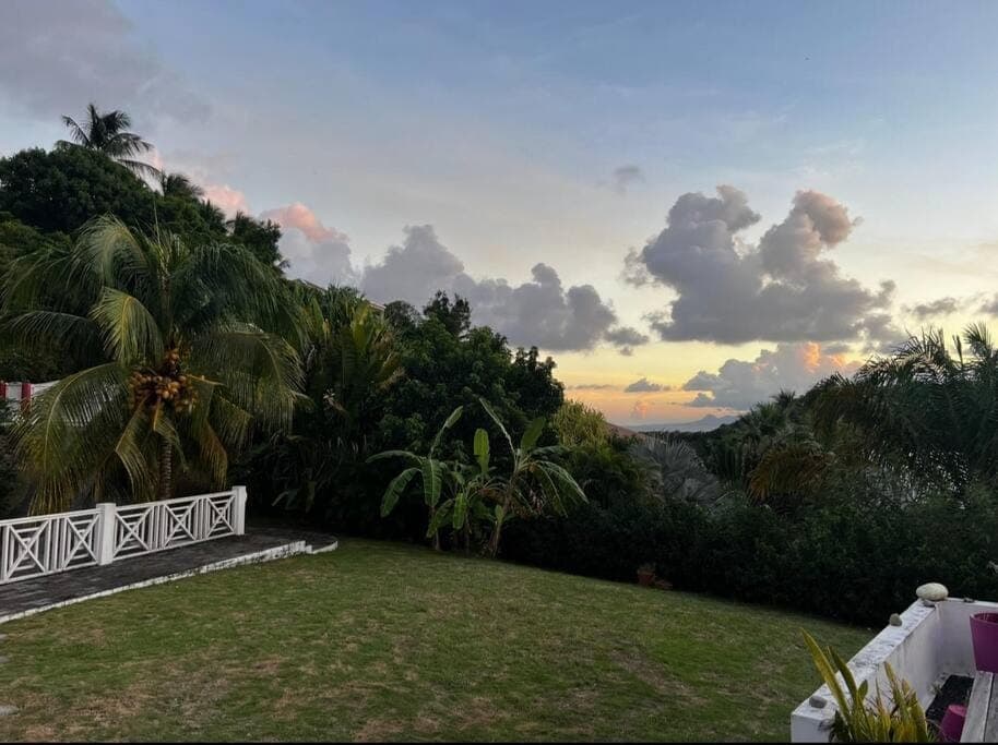 Spacieuse VILLA COROSSOL avec piscine et jeux extérieurs Villa in Le Gosier