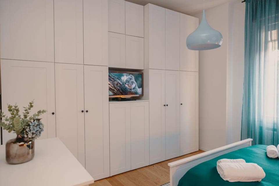 TV and multimedia, Photo of the whole room, Bedroom, wardrobe