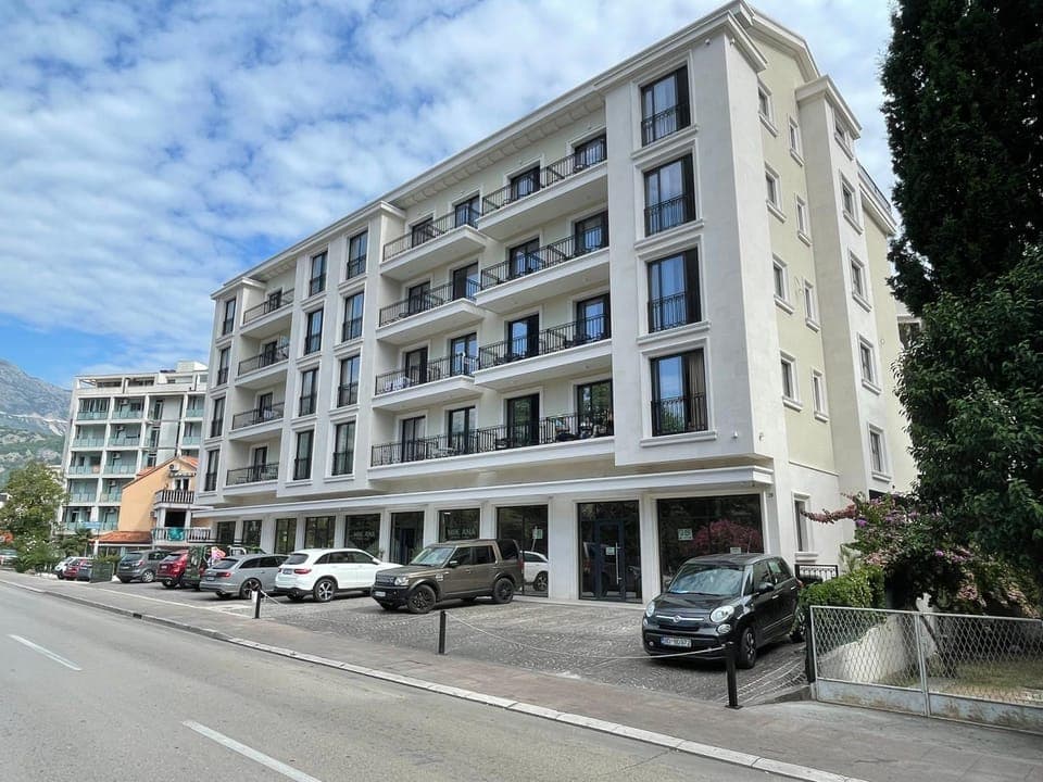 Property building, Day, Neighbourhood, Street view, Location, Parking