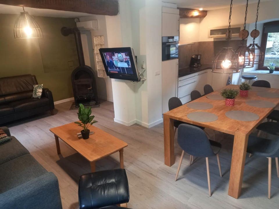 Communal lounge/ TV room, TV and multimedia, Living room, Seating area, Evening entertainment