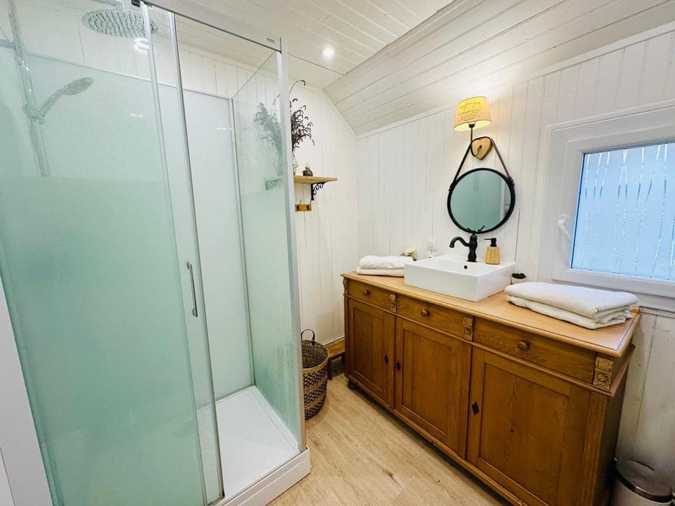 Shower, Property building, Bathroom, Garden view, Garden view, hair dryier, internet, internet, towels, towels, acessibility