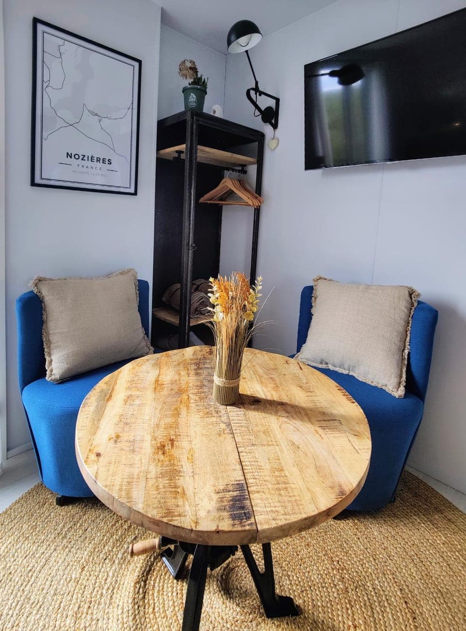 TV and multimedia, Living room, Seating area, Dining area