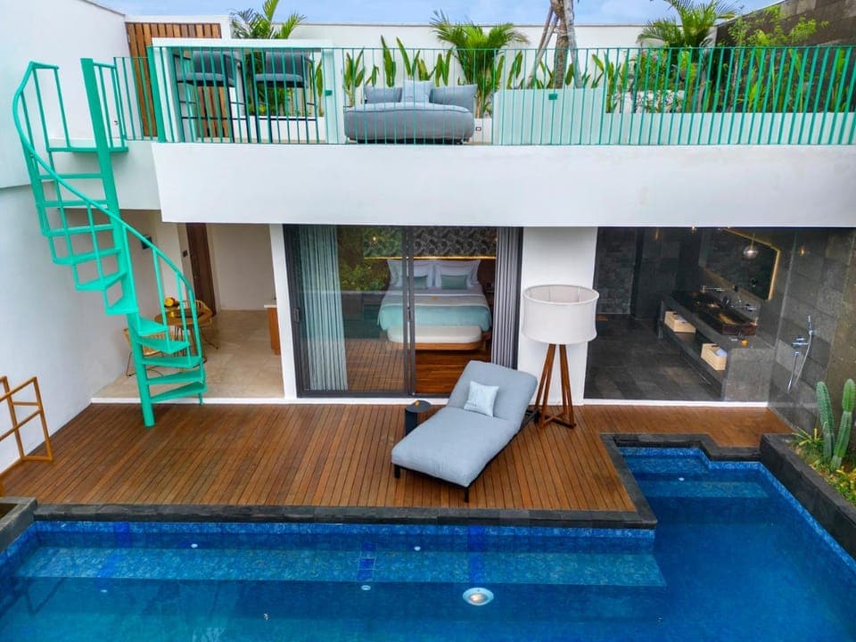 Property building, Pool view