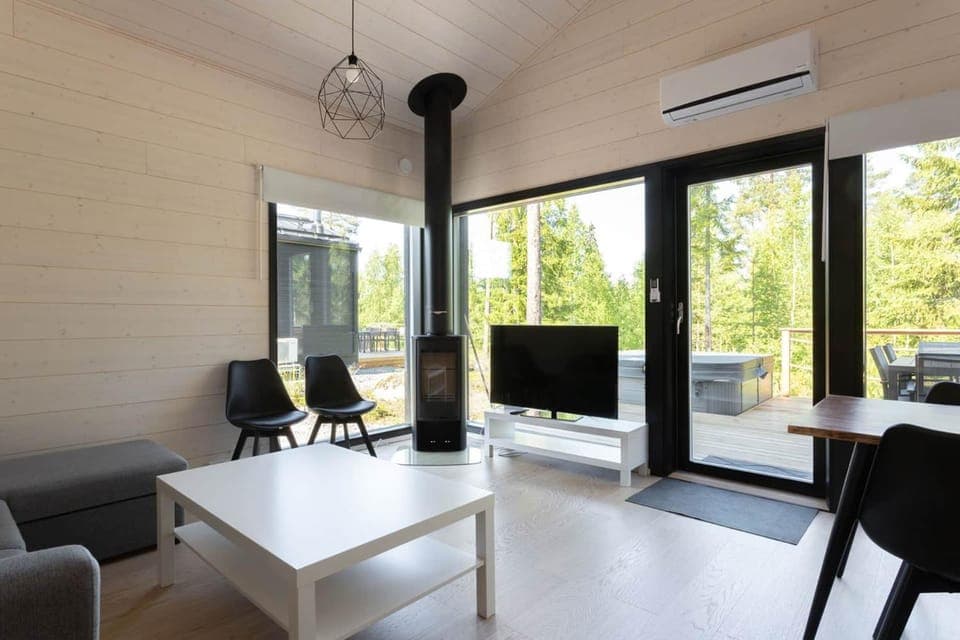 Communal lounge/ TV room, TV and multimedia, Living room, Seating area, air conditioner