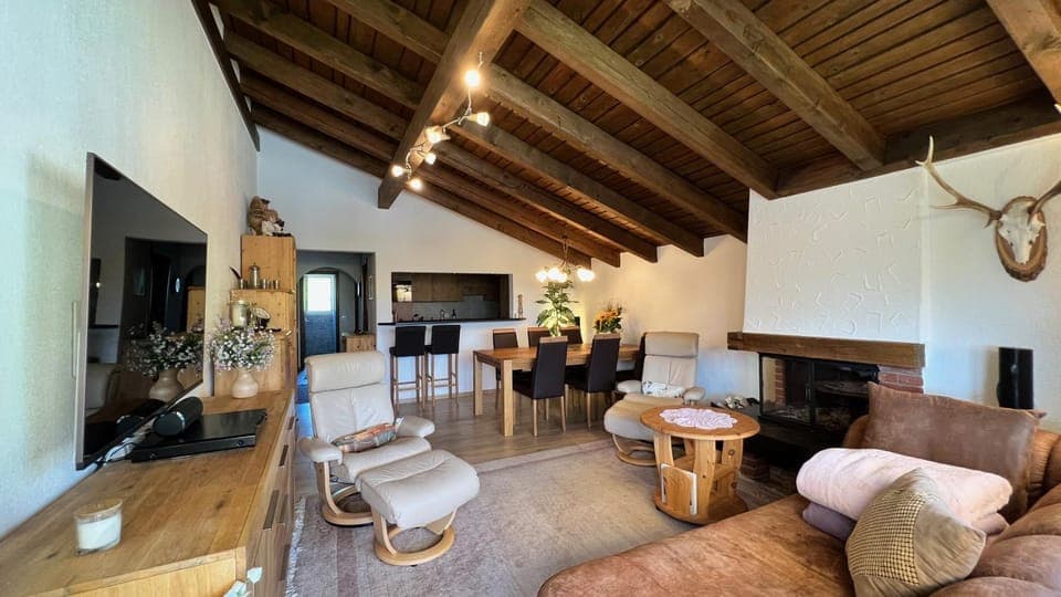 TV and multimedia, Living room, Seating area, Dining area