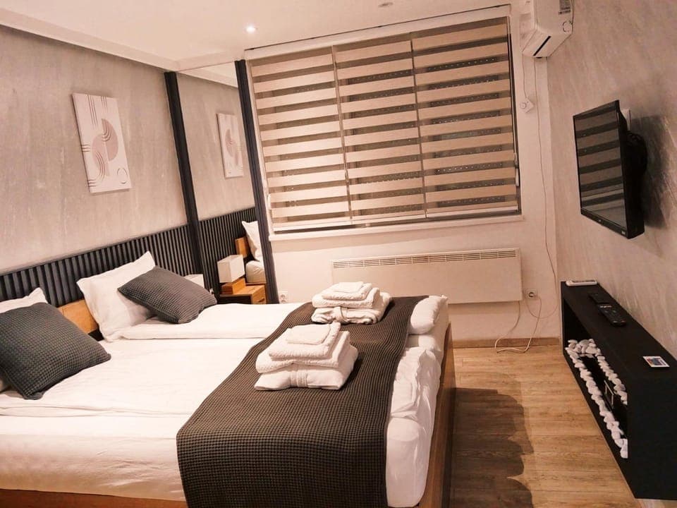 Bed, TV and multimedia, Photo of the whole room, Evening entertainment, Bedroom, air conditioner