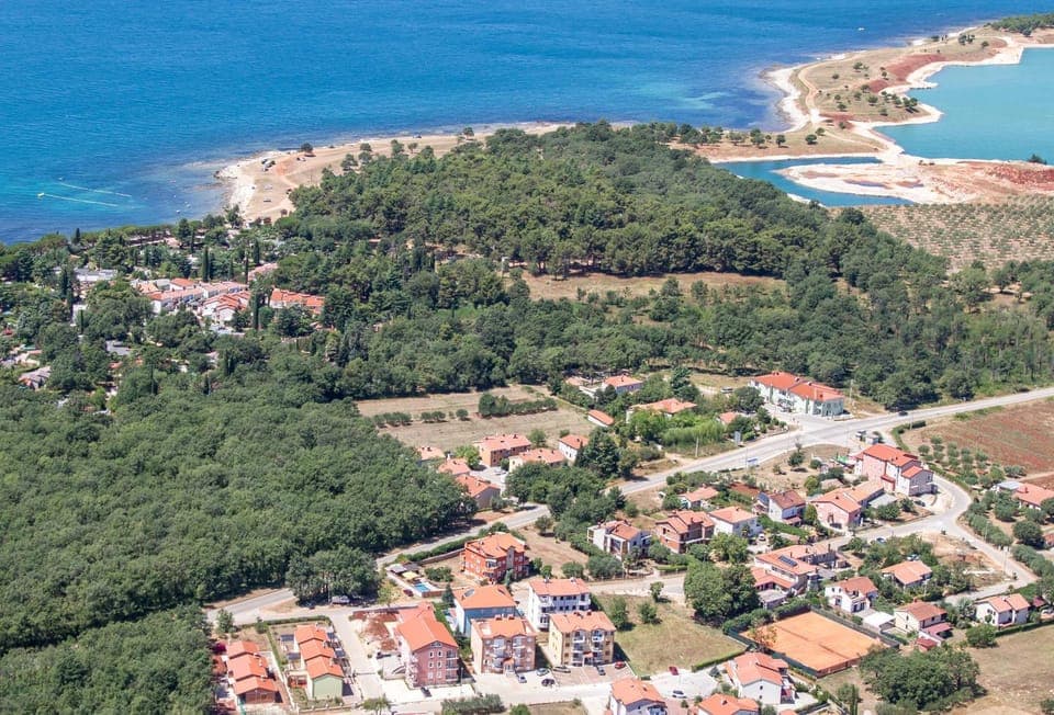 Bird's eye view, Area and facilities