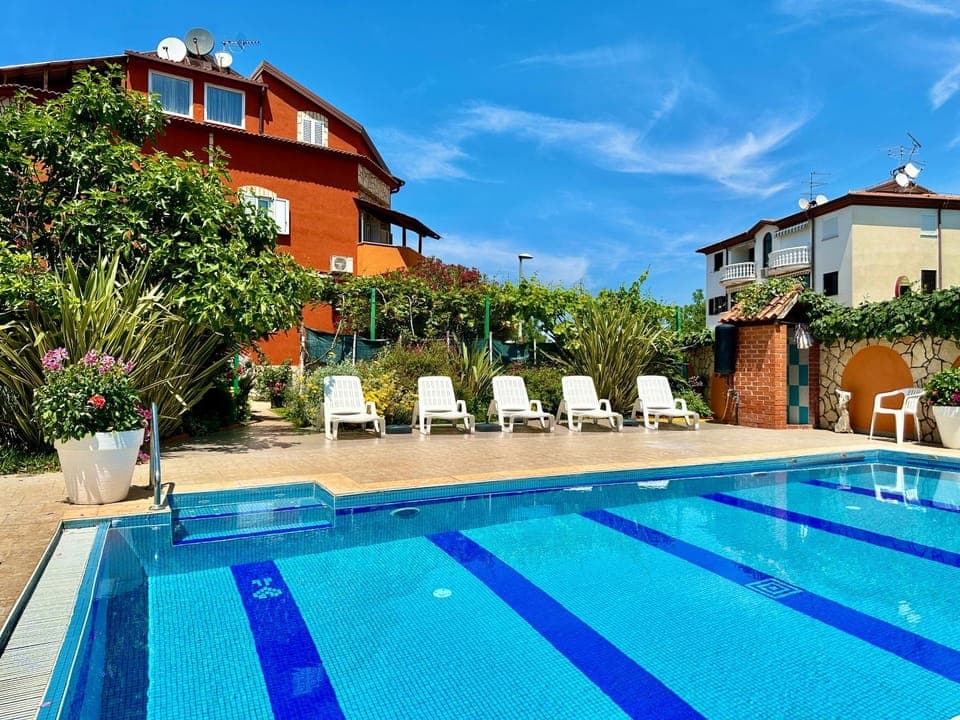 Pool view, Swimming pool, sunbed