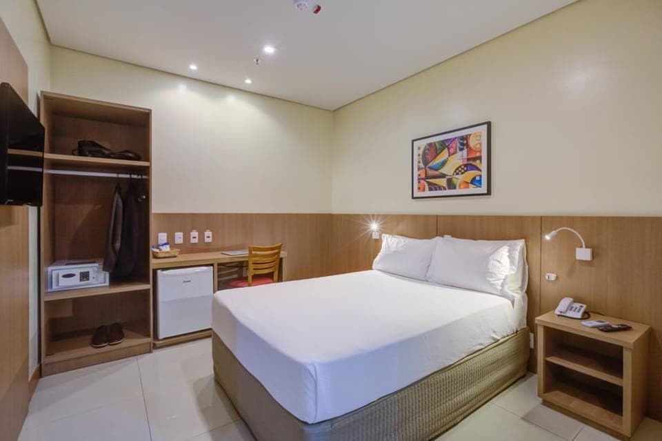 Bed, TV and multimedia, Bedroom, minibar, safe
