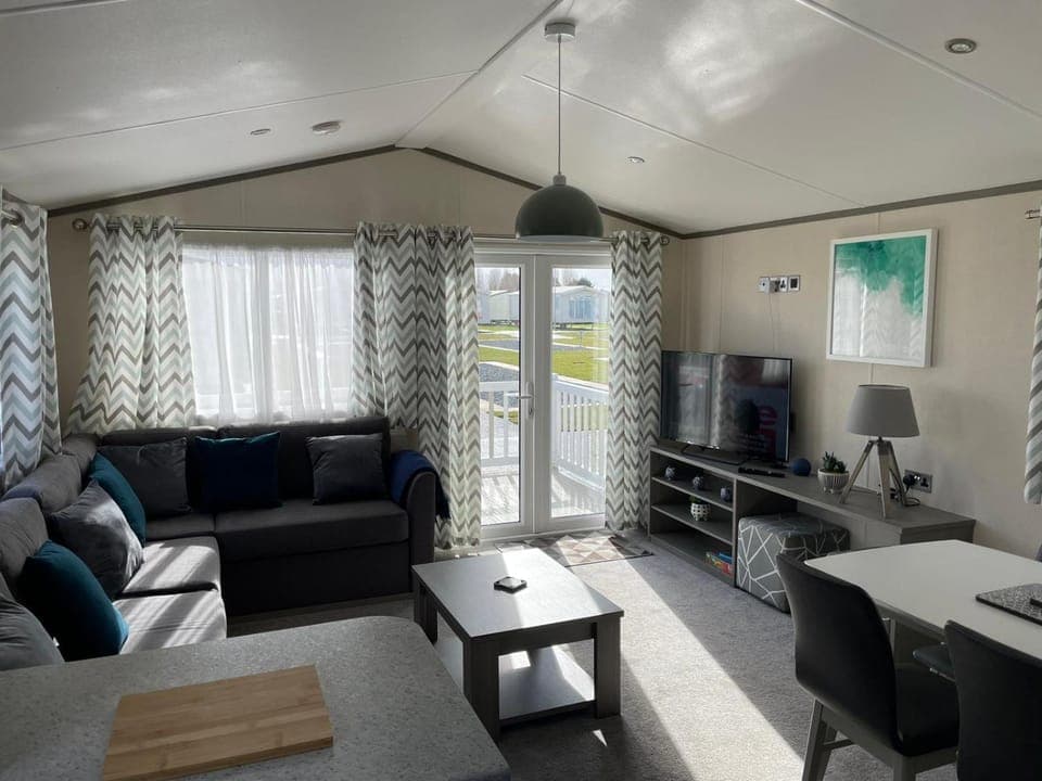 Communal lounge/ TV room, TV and multimedia, Living room, Seating area, Dining area