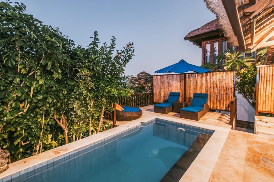 Swimming pool, sunbed