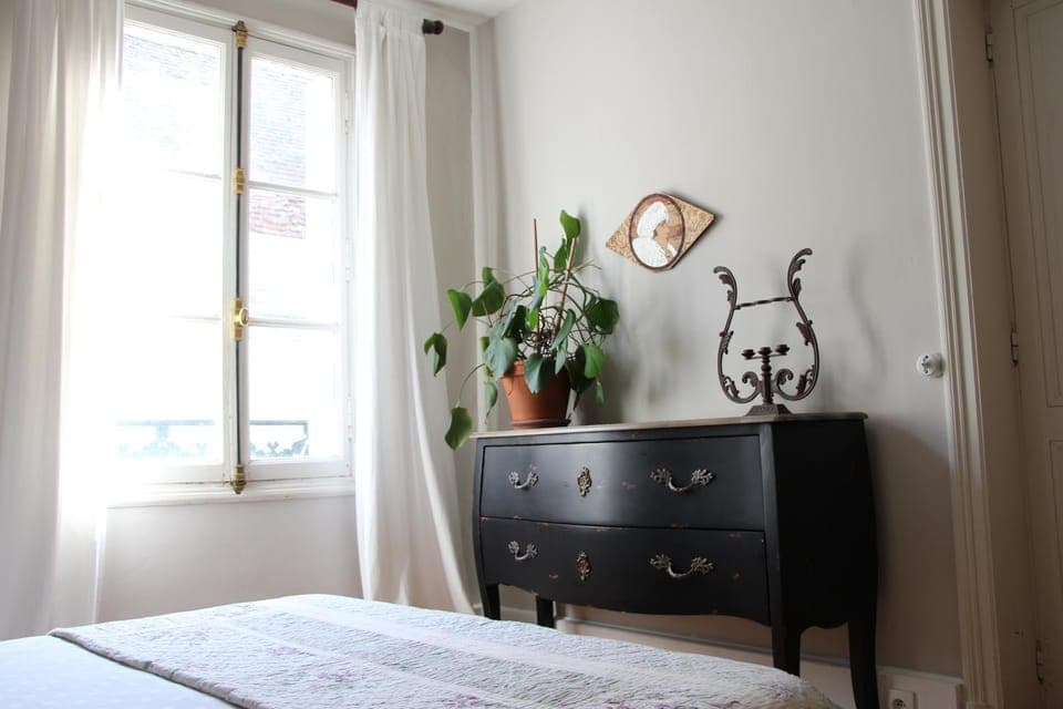 Photo of the whole room, Bedroom