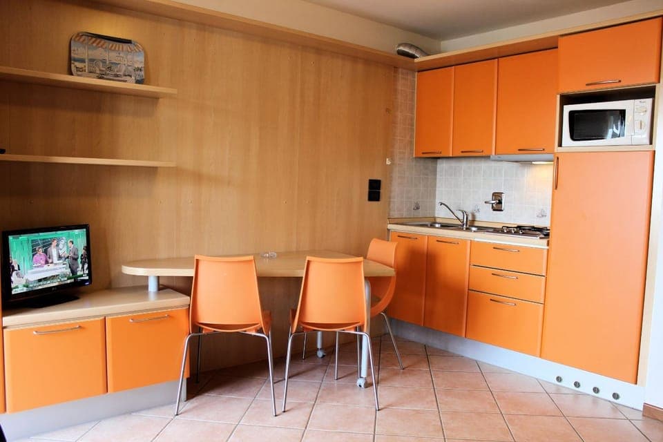 Kitchen or kitchenette, Dining area, microwave