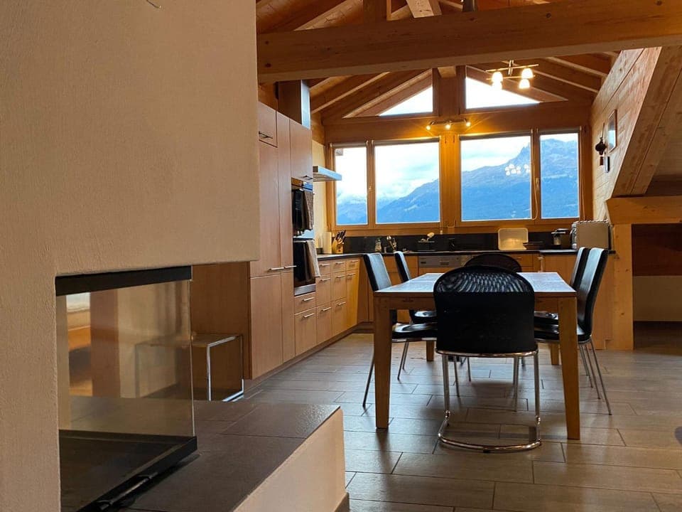 Kitchen or kitchenette, Dining area