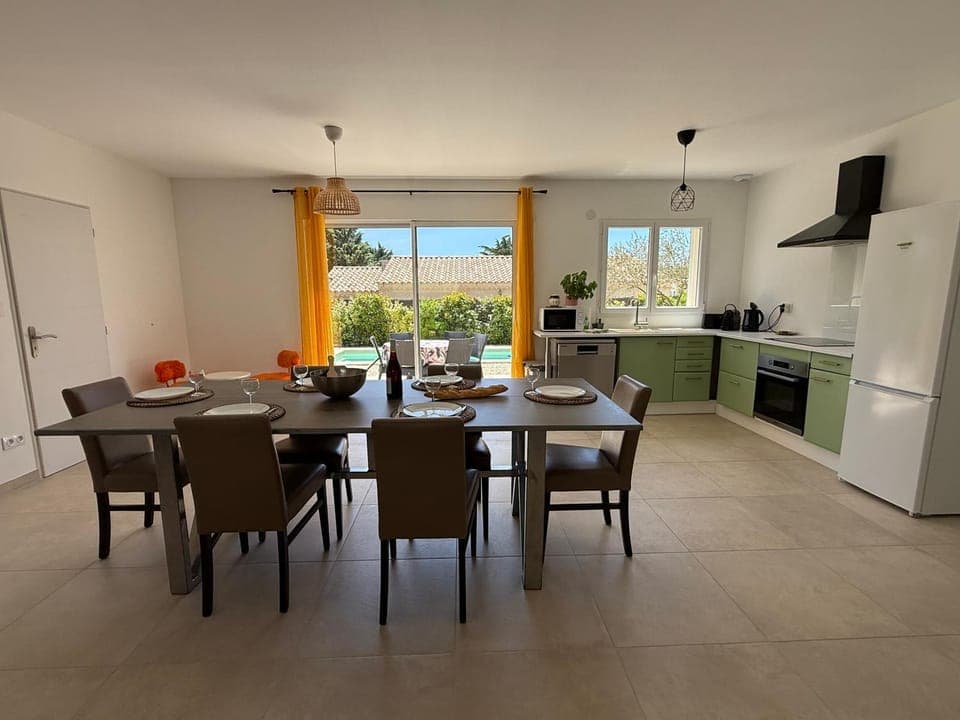 Kitchen or kitchenette, Dining area