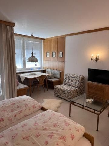 Bed, TV and multimedia, Living room, Photo of the whole room, Seating area, Bedroom