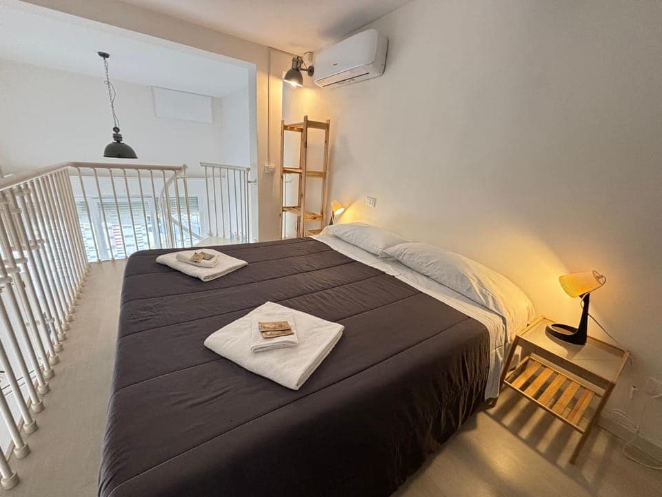 Bed, Photo of the whole room, Bedroom, towels