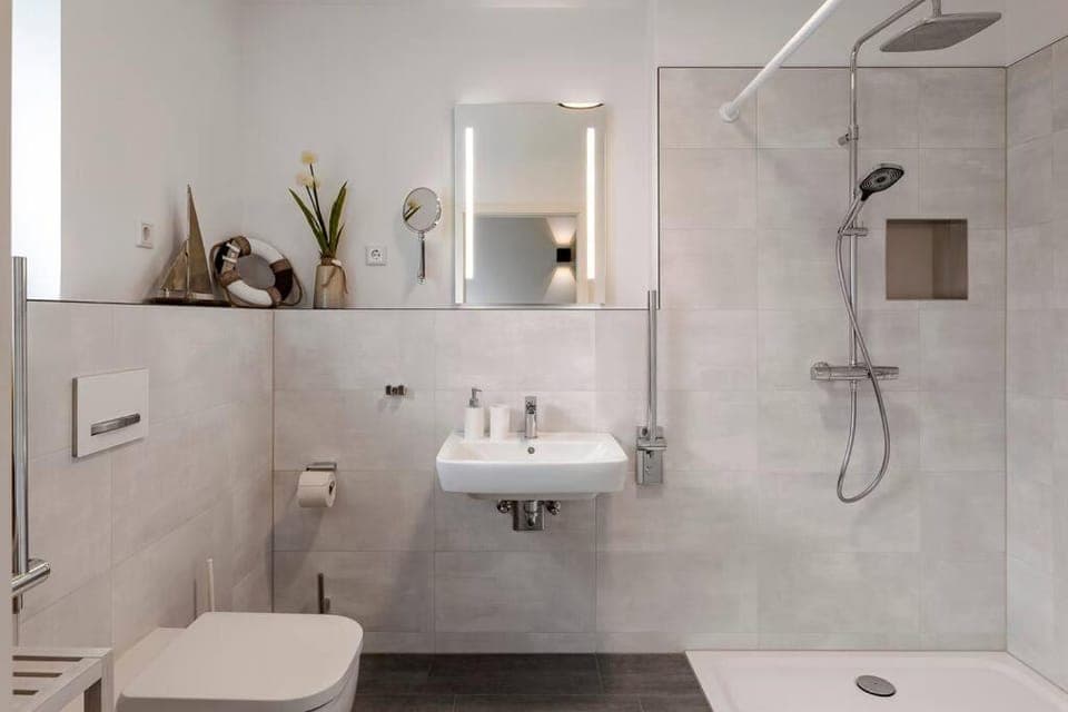 Shower, Toilet, Bathroom, towels