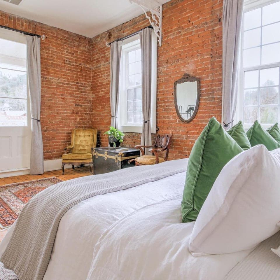 Bed, Photo of the whole room, Seating area, Bedroom